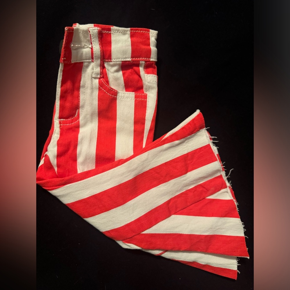 Striped bell bottom jeans
NWOT 2XS fit like 18mo for us (labeled as 6-12 mo.)